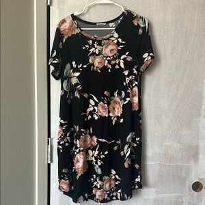 Black floral dress with pockets!